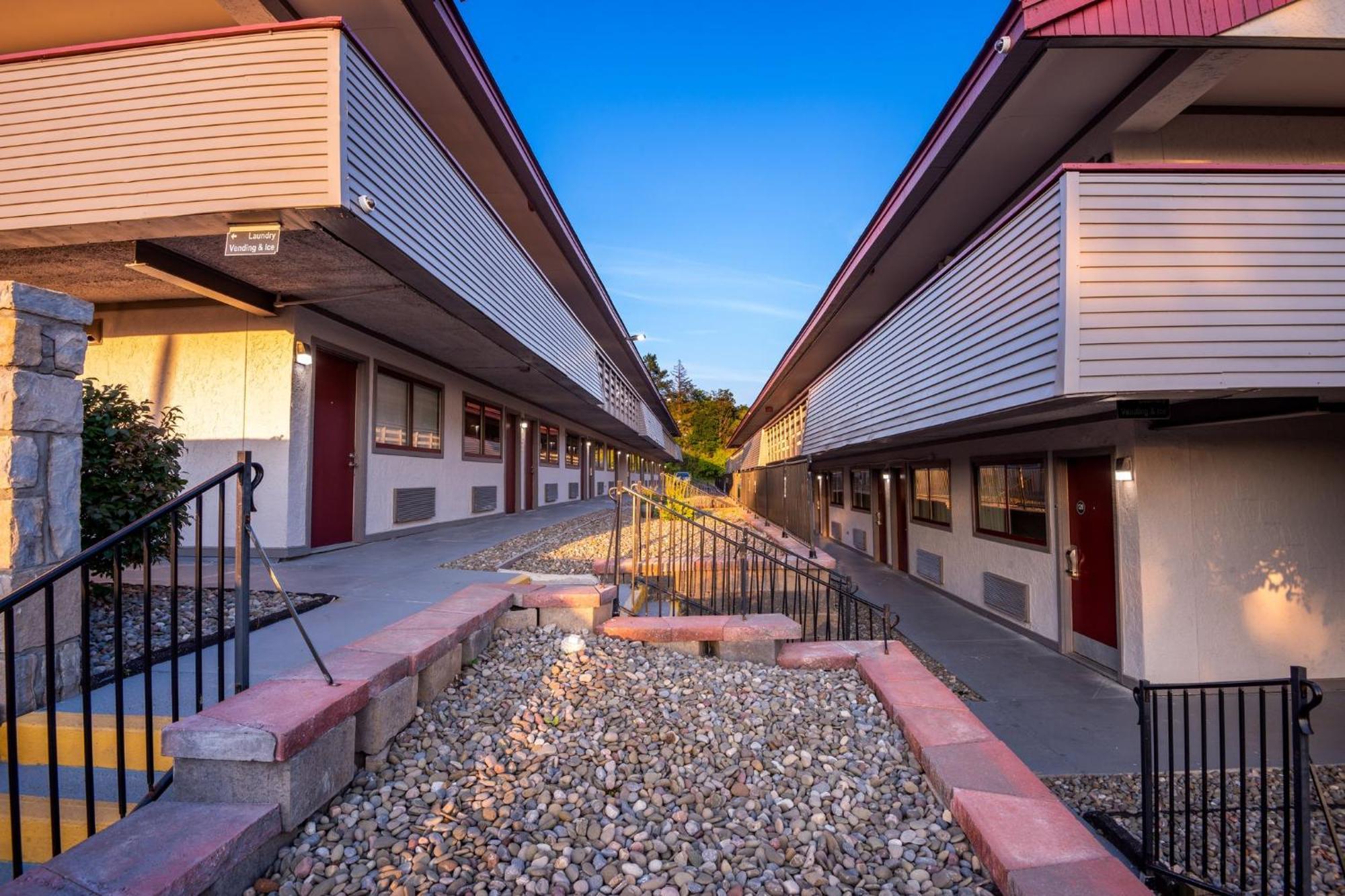 Red Roof Inn Binghamton - Johnson City Екстериор снимка