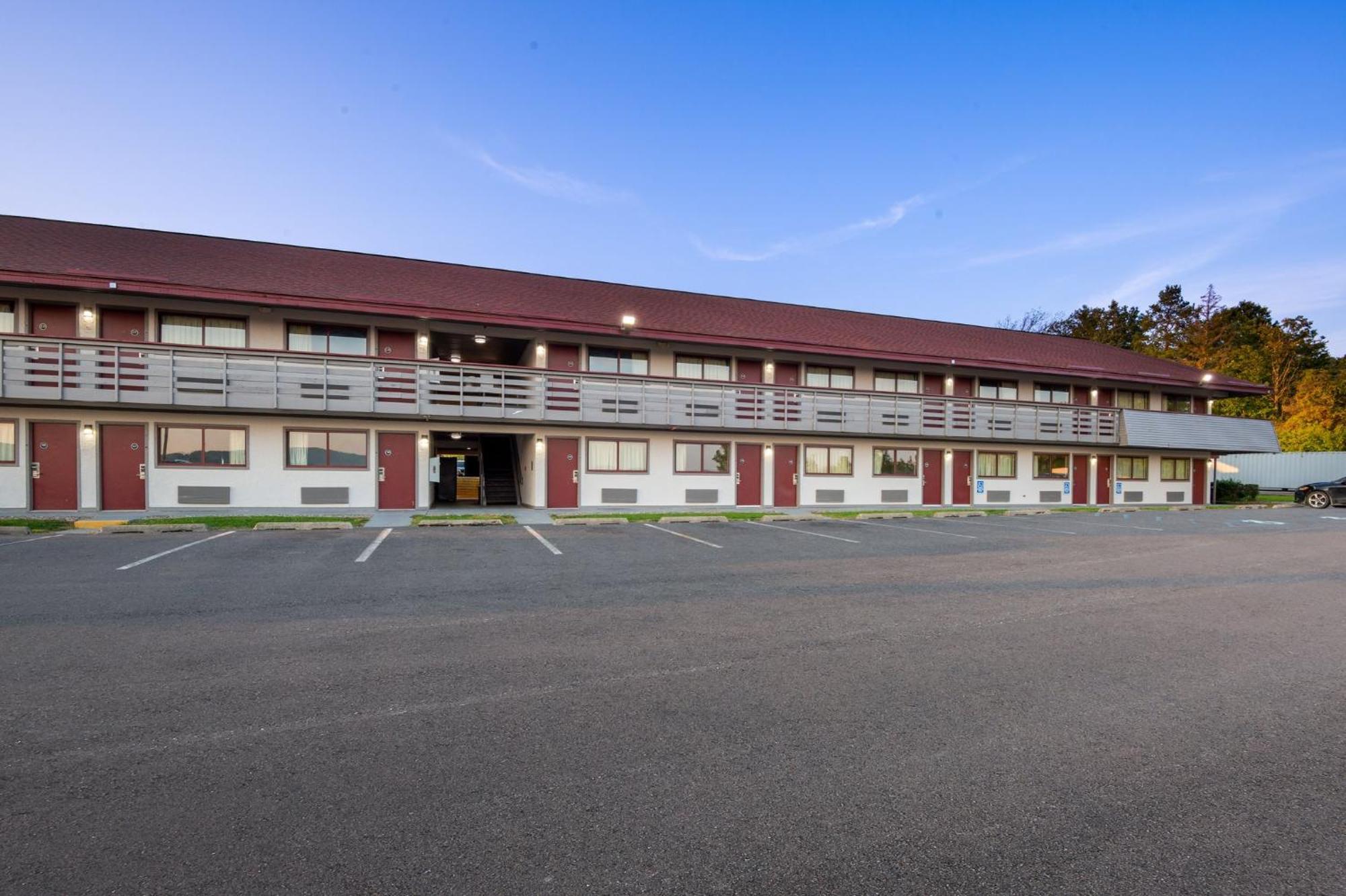 Red Roof Inn Binghamton - Johnson City Екстериор снимка